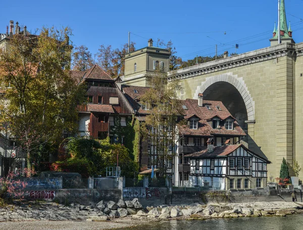 瑞士伯尔尼中世纪小镇的鸟图 历史悠久的伯尔尼老城于1983年成为联合国教科文组织世界遗产 — 图库照片