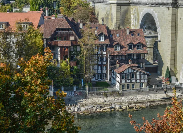 スイス ベルンのアーレ川に架かる古い都市センターと石橋 — ストック写真