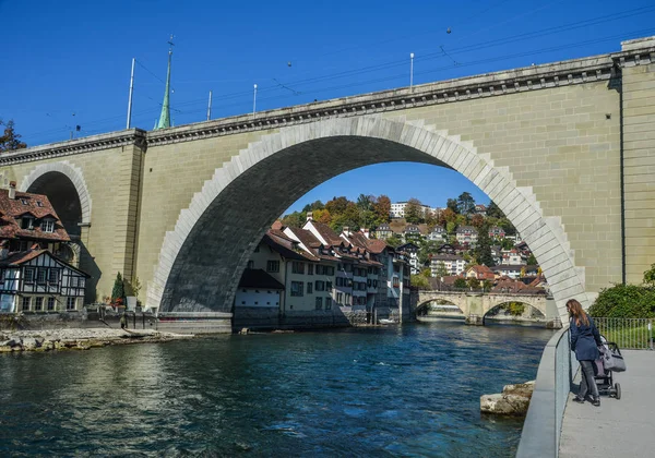 瑞士伯尔尼 2018年10月22日 在伯尔尼 伯尔尼 老市中心和石桥的看法在河阿雷 — 图库照片