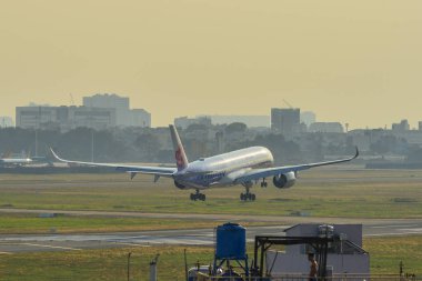 Saigon, Vietnam - 8 Şubat 2019. Tan Son Nhat Havaalanı (Sgn açılış Airbus A350-900 uçak Çin Havayolları (karbon fiber Airbus üniforma)).