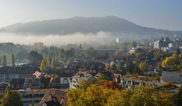 瑞士伯尔尼中世纪小镇的鸟图 历史悠久的伯尔尼老城于1983年成为联合国教科文组织世界遗产 — 图库照片