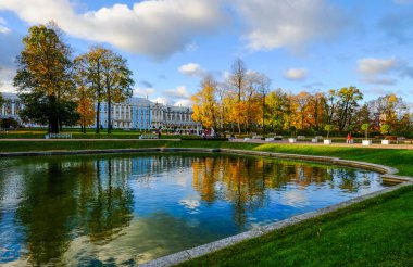 Saint Petersburg, Rusya Federasyonu Catherine Gölü sarayda üzerinde altın sonbahar.