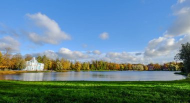 Saint Petersburg, Rusya Federasyonu Catherine Gölü sarayda üzerinde altın sonbahar.