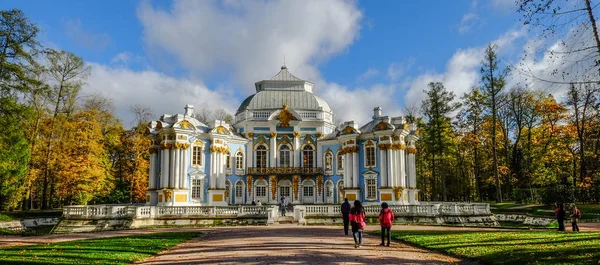 サンクトペテルブルク ロシア連邦 2016 ロシア連邦 サンクトペテルブルクの秋の庭のエカテリーナ宮殿 宮殿はロシア皇帝の夏の離宮 — ストック写真