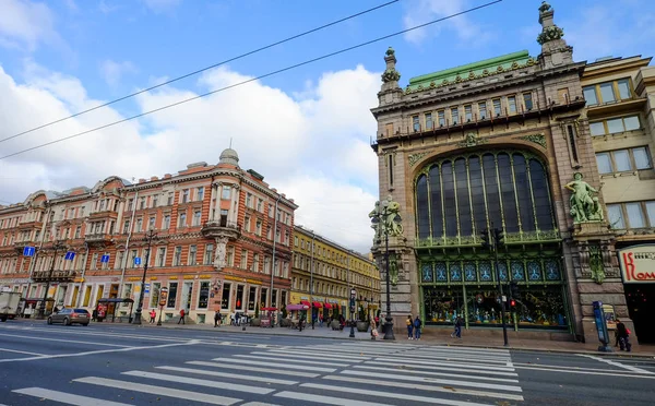 St. Petersburg, Rusya - 8 Ekim 2016. Şehir merkezinde St Petersburg, Rusya Federasyonu bulunan eski binalar. Saint Petersburg Rusya başkenti yapıldı..