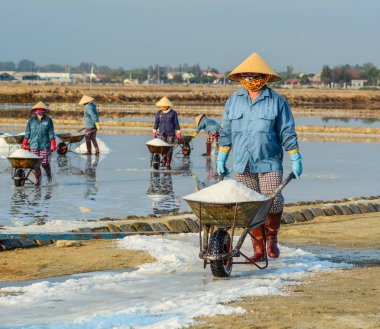 Khanh Hoa, Vietnam - 21 Mar 2016. İnsanlar Ninh Hoa Khanh Hoa, Vietnam kasabada tuz sahasının çalışma.