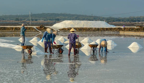People Working Salt Field Ninh Hoa Town Khanh Hoa Vietnam — Stock Photo, Image