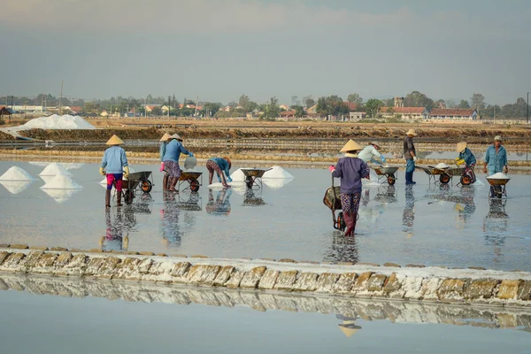 Khanh Hoa Vietnam Mar 2016 Personas Que Trabajan Campo Sal —  Fotos de Stock
