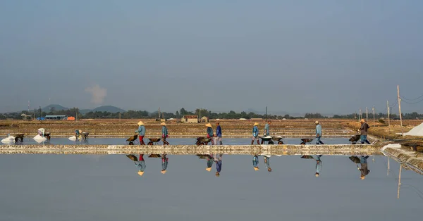 Khanh Hoa Vietnã Março 2016 Pessoas Trabalhando Campo Sal Dia — Fotografia de Stock