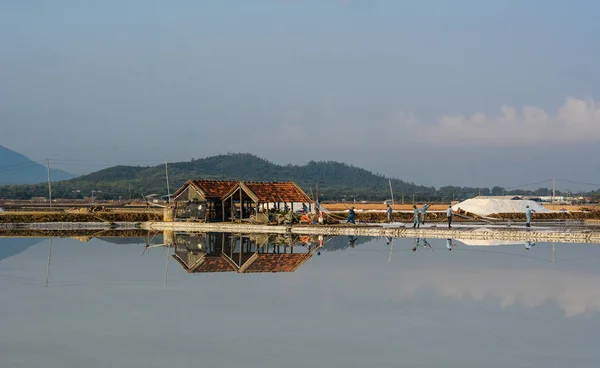 Pessoas Trabalhando Campo Sal Dia Ensolarado Khanh Hoa Vietnã — Fotografia de Stock