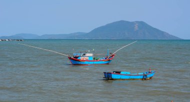 Nha Trang, Vietnam güneşli bir günde, balıkçı tekneleri Denizi üzerinde.