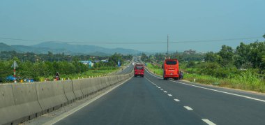 Nha Trang, Vietnam - 21 Mar 2016. Otobüs Milli rota 1a Nha Trang, Vietnam ile çalıştırın. Viet Nam yol sistemi toplam uzunluğu yaklaşık 222,179 km uzaklıktadır.