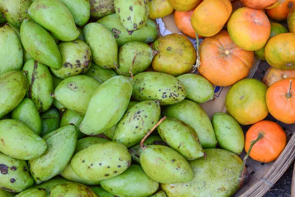 ベトナム南部のローカル市場で販売するためのマンゴー果実 — ストック写真