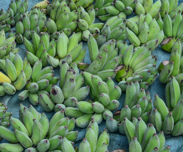 ベトナム メコン デルタにおける農村市場で販売のための緑のバナナ — ストック写真