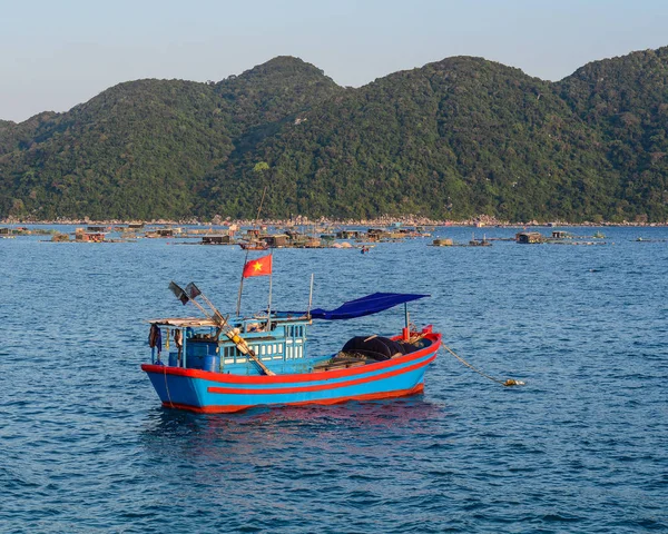 Bateau Pêche Sur Mer Journée Ensoleillée Nha Trang Vietnam — Photo