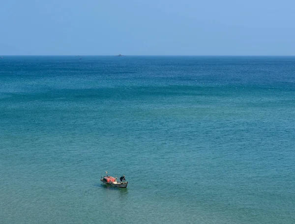 Osamělý Člun Moři Letním Dni Danang Vietnam — Stock fotografie