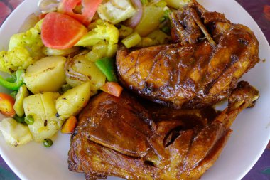 Çanak öğle yemeği için sebzeli ızgara tavuk.