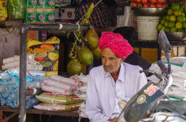 Jaisalmer, Hindistan - 8 Kasım 2017. Bir satıcı Jaisalmer, Hindistan yerel pazarda. Jaisalmer eski ortaçağ Ticaret Merkezi ve Rajasthan soylu bir durumda olduğunu.