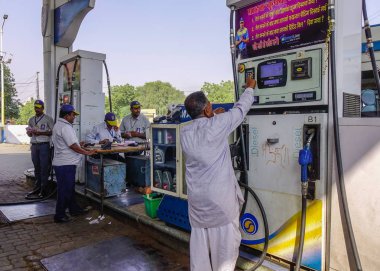 Jaisalmer, Hindistan - 8 Kasım 2017. Benzin istasyonu Jaisalmer, Hindistan'da insanlar. Jaisalmer eski ortaçağ Ticaret Merkezi ve Rajasthan soylu bir durumda olduğunu.