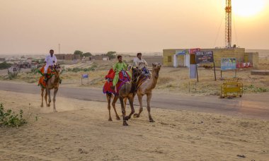Jaisalmer, Hindistan - 8 Kasım 2017. Jaisalmer, Hindistan Thar Çöl deveye binme. Thar Çöl kurak Hint kuzeybatı kesiminde bir ülkedir.