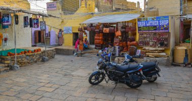 Jaisalmer, Hindistan - 8 Kasım 2017. Jaisalmer Fort, Hediyelik eşya dükkanları. Jaisalmer eski ortaçağ Ticaret Merkezi ve Rajasthan soylu bir durumda olduğunu.