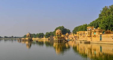 Jaisalmer, Hindistan - 9 Kasım 2017. Gadsisar Göl Manzaralı Jaisalmer, Hindistan güneşli bir günde, antik Hindu tapınakları.