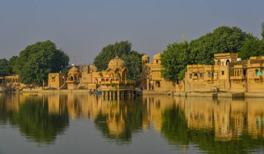 Gadsisar göl güneşli bir günde Jaisalmer, Hindistan, antik Hindu tapınakları ile.