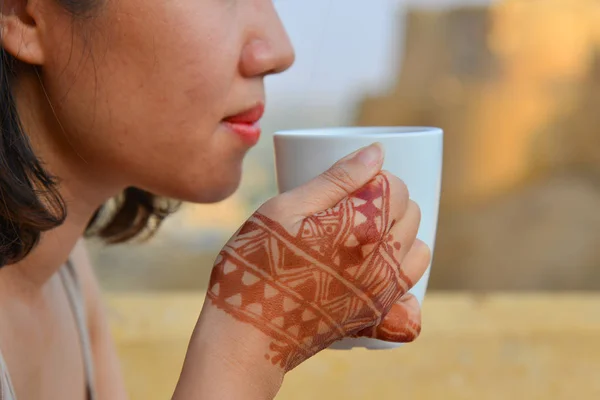 Jovem Com Uma Foto Mão Henna Bebe Café Pela Manhã — Fotografia de Stock