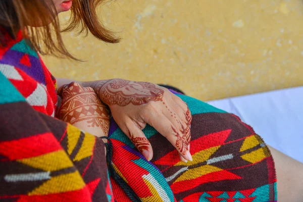 Eine Junge Frau Mit Henna Tätowierung Auf Den Händen — Stockfoto