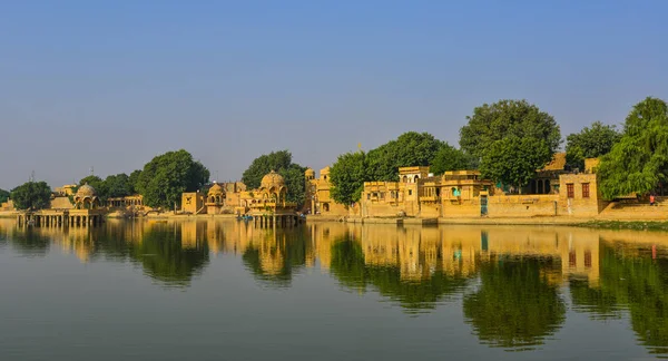 Gadsisar Jezero Starobylé Hinduistické Chrámy Slunečný Den Jaisalmer Indie — Stock fotografie