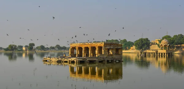 Lago Gadsisar Con Antiguos Templos Hindúes Día Soleado Jaisalmer India — Foto de Stock