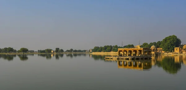 Lago Gadsisar Com Antigos Templos Hindus Dia Ensolarado Jaisalmer Índia — Fotografia de Stock