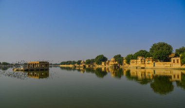 Gadsisar Göl Manzaralı Jaisalmer, Hindistan güneşli bir günde, antik Hindu tapınakları.