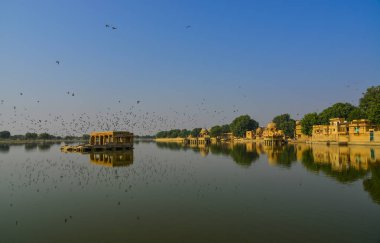 Gadsisar Göl Manzaralı Jaisalmer, Hindistan güneşli bir günde, antik Hindu tapınakları.