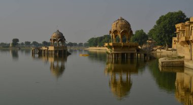 Gadsisar Göl Manzaralı Jaisalmer, Hindistan güneşli bir günde, antik Hindu tapınakları.