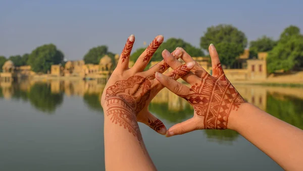 รอยส Henna บนม อของผ นหล งฉากทะเลสาบในว แดด — ภาพถ่ายสต็อก