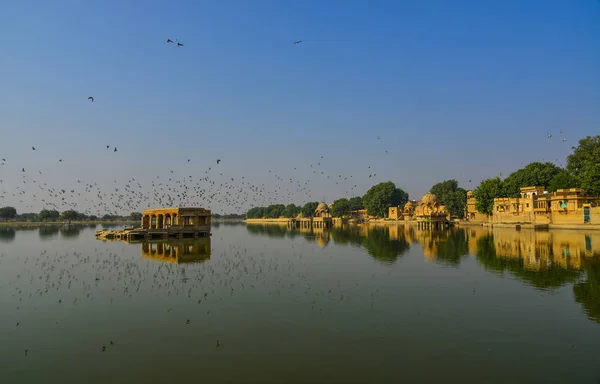 Widok Jezioro Gadsisar Starożytnych Świątyń Hinduistycznych Słoneczny Dzień Jaisalmer Indie — Zdjęcie stockowe