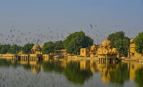 インド ジャイサル メール 2017 日インドのジャイサル メールで晴れた日に古代のヒンドゥー教寺院と Gadsisar 湖の景色 — ストック写真