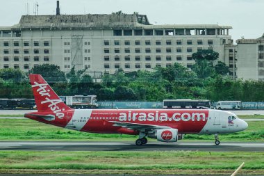 Manila, Filipinler - 4 Aralık 2018. Airasia Manila NAIA Havaalanı (Mnl piste Taksilemek, bir Airbus A320 uçağı).