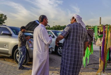 Dubai, Birleşik Arap Emirlikleri - 5 Aralık 2018. Arap erkekler Dubai kırsal piyasası, sohbet. Dubai bölgesinde ikinci en pahalı kentidir.