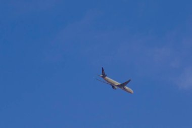 Dubai, Birleşik Arap Emirlikleri - 5 Aralık 2018. Suudi Arabistan Havayolları gökyüzünde uçan bir Boeing 777-300er uçak.