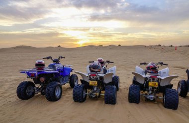 Dubai, Birleşik Arap Emirlikleri - 5 Aralık 2018. Quadbike Dubai çöl üzerinde sürme. Quad bisiklet sürme unutulmaz bir deneyim zaman Dubai ziyaret olduğunu.