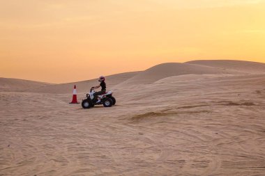Dubai, Birleşik Arap Emirlikleri - 5 Aralık 2018. Quadbike Dubai çöl üzerinde sürme. Quad bisiklet sürme unutulmaz bir deneyim zaman Dubai ziyaret olduğunu.