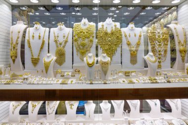 Dubai, Birleşik Arap Emirlikleri - 6 Aralık 2018. Dubai altın ın Bazaarı (Souk jewelleries Shop görüntü penceresinde altın takı).
