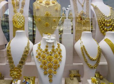 Dubai, Birleşik Arap Emirlikleri - 6 Aralık 2018. Dubai altın ın Bazaarı (Souk jewelleries Shop görüntü penceresinde altın takı).
