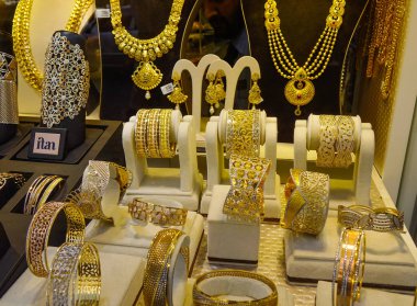 Dubai, Birleşik Arap Emirlikleri - 6 Aralık 2018. Dubai altın ın Bazaarı (Souk jewelleries Shop görüntü penceresinde altın takı).