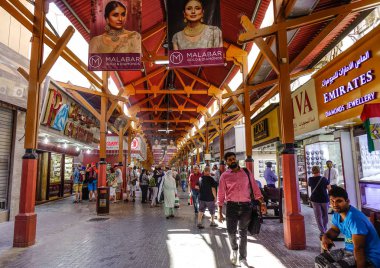 Dubai, Birleşik Arap Emirlikleri - 6 Aralık 2018. İnsanlar Dubai, BAE Gold Souk ziyaret edin. Altın piyasası 300 perakendeciler vardır ve Deira bölgesinde Al Dhagaya kısmında yer alır.
