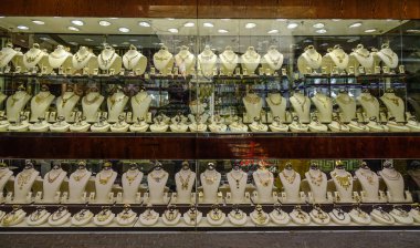 Dubai, Birleşik Arap Emirlikleri - 6 Aralık 2018. Dubai altın ın Bazaarı (Souk jewelleries Shop görüntü penceresinde altın takı).