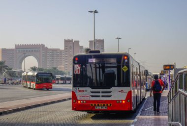 Dubai, Birleşik Arap Emirlikleri - 6 Aralık 2018. Dubai, Birleşik Arap Emirlikleri otobüs durağında. Otobüs Dubai veya Abu Dabi ziyaret için uygun araçlar biridir.