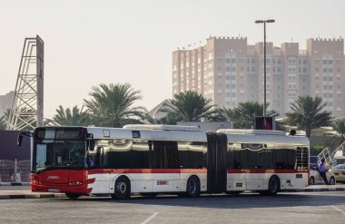 Dubai, Birleşik Arap Emirlikleri - 6 Aralık 2018. Dubai, Birleşik Arap Emirlikleri otobüs durağında. Otobüs Dubai veya Abu Dabi ziyaret için uygun araçlar biridir.